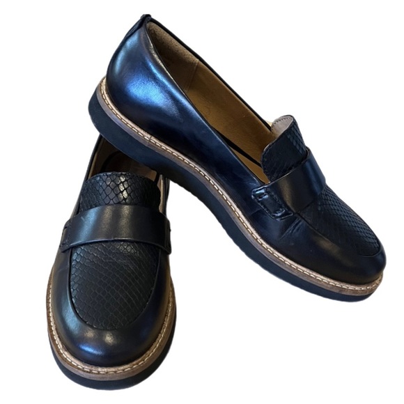 Clarks Shoes - CLARKS ARTISAN Glick Avalee Black Leather Loafers w/ Textured Details SIZE 5.5M